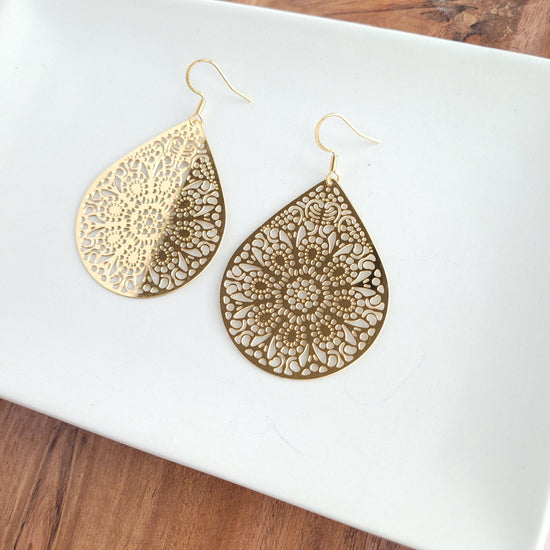 Camilla Pendant Earrings - Gold // Christmas, Jewelry, Holiday